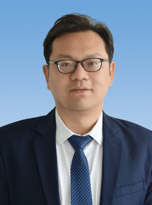 龚红卫     初中部教学副校长